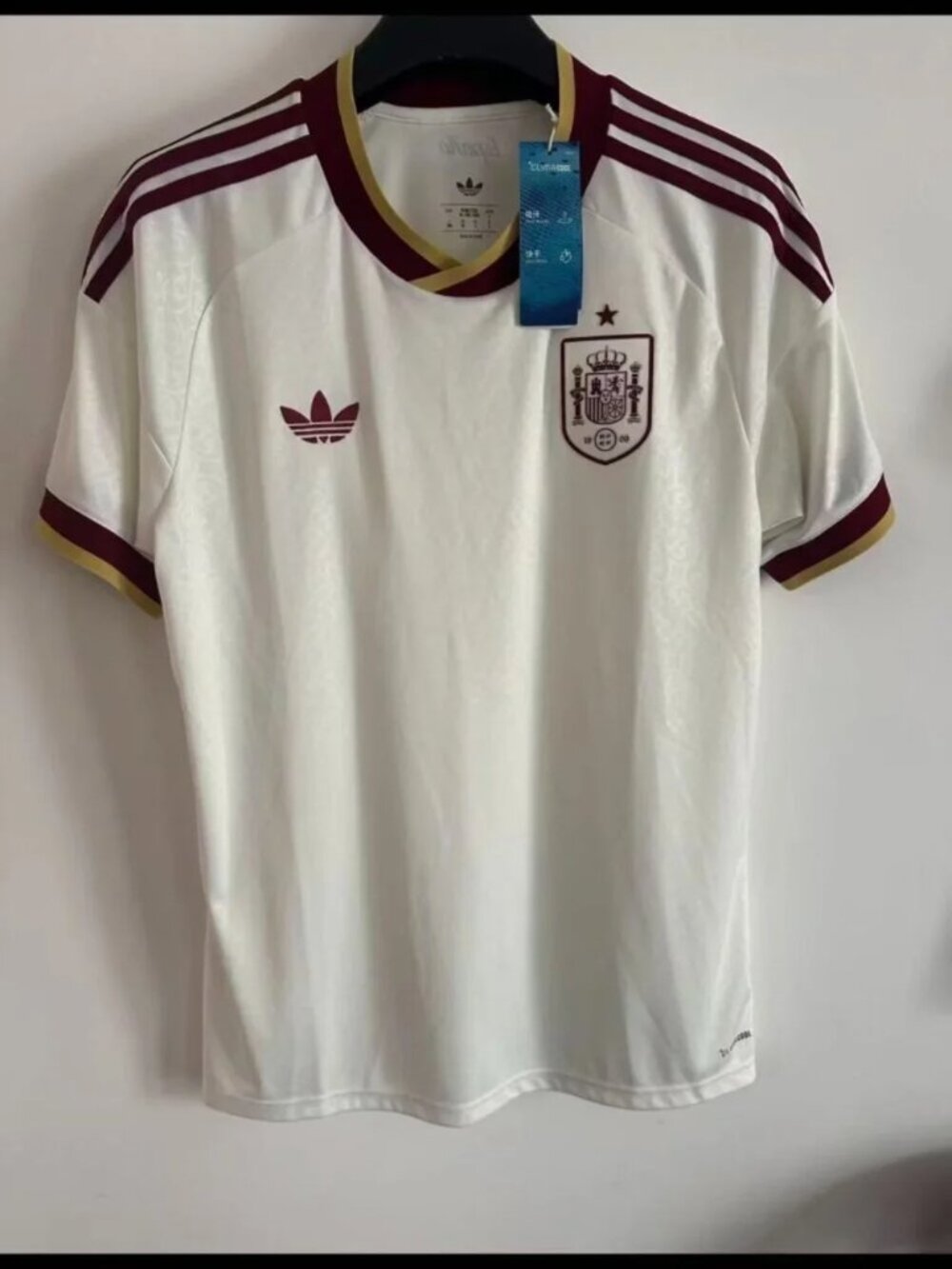 Spain Football Kit White w/ Maroon Stripes & Gold Trim NWT - Picture 2 of 3